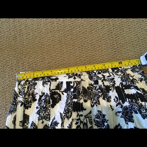 Talbots Black & White Floral Skirt-Sz 8-14” waist - Picture 4 of 5